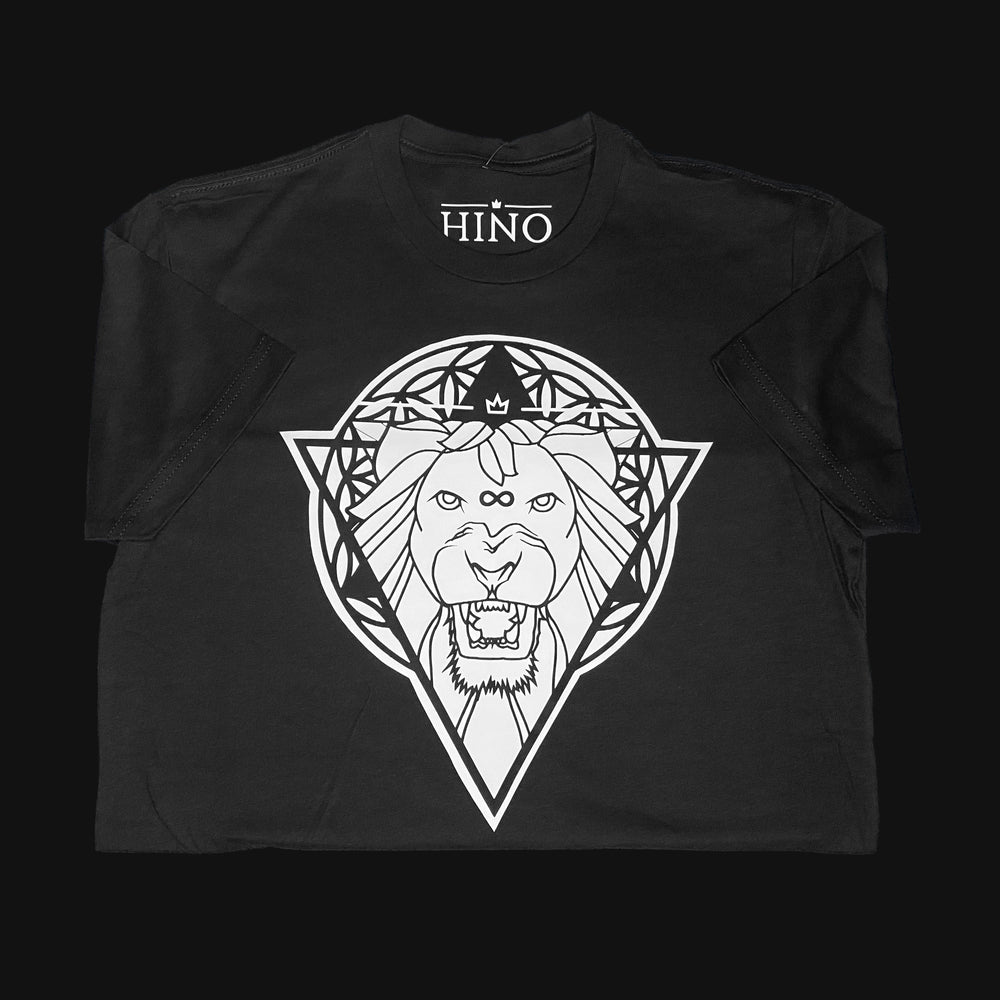 
                      
                        Camiseta ligera de león Hino x Ayos
                      
                    